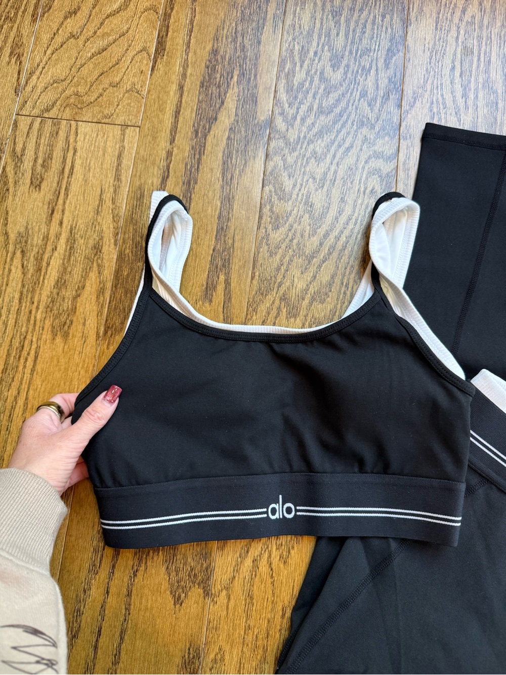 ALO Yoga Black Airbrush Better Together Sports Bra and Leggings Set - Picture 4 of 6